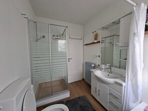 Chuveiro, secador de cabelo, toalhas de banho 