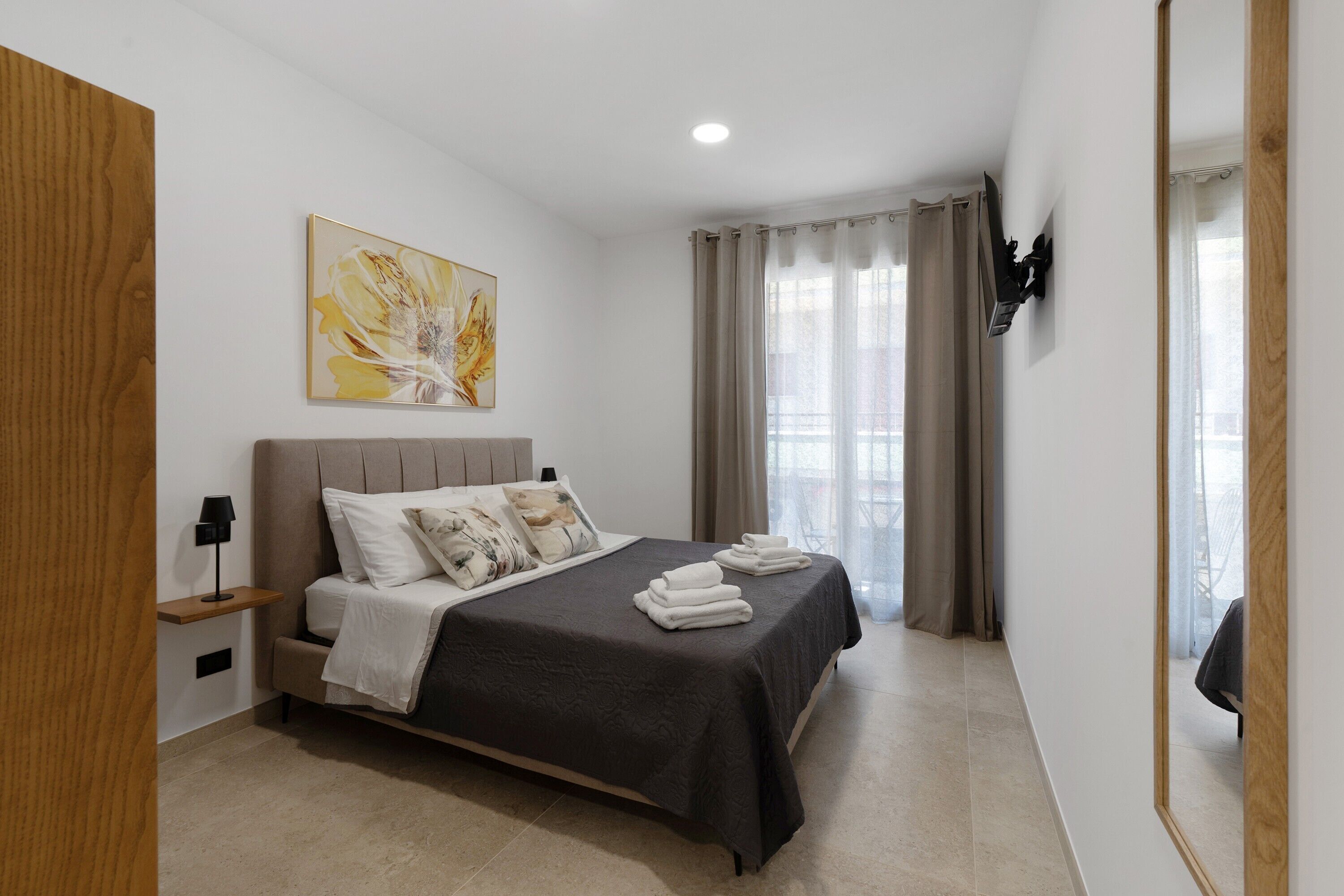 Desk, WiFi, bed sheets, wheelchair access