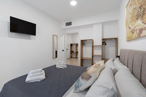 Desk, WiFi, bed sheets, wheelchair access - Room 'Camera 3 - P1 Con Accesso Disabili' with Balcony, Wi-Fi and Air Conditioning (Balestrate)