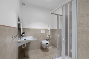 Regadera, amenidades de baño gratuitas, secadora de cabello, toallas 