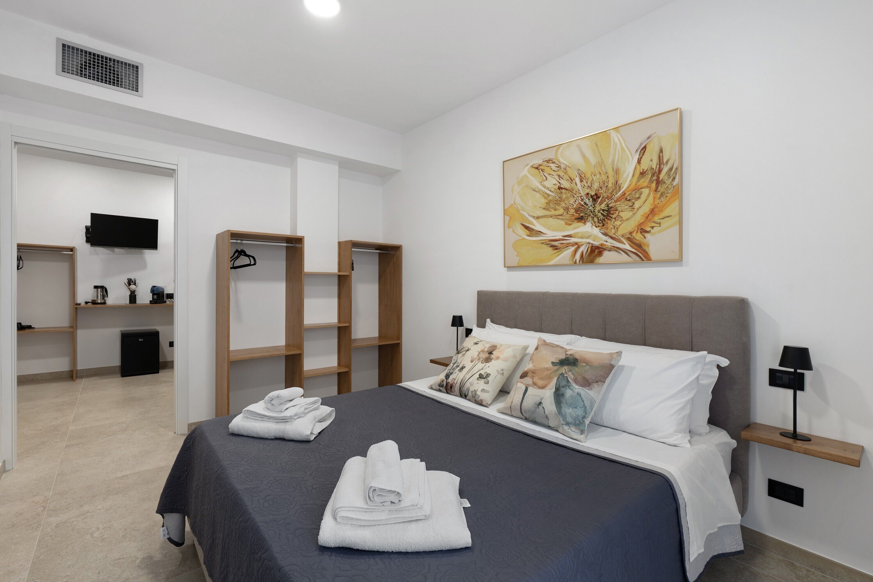 Escritorio, wifi, ropa de cama y acceso para silla de ruedas 