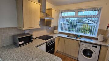 Kjøleskap, mikrobølgeovn, ovn og vannkoker