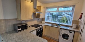 Geladeira, micro-ondas, fogão, chaleira elétrica