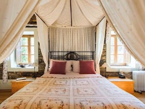 3 habitaciones, tabla de planchar con plancha y cuna de viaje