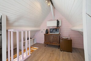 Interior - Bed and Breakfast 'Annexe' with Shared Pool, Wi-Fi and Air Conditioning (Lieurey)