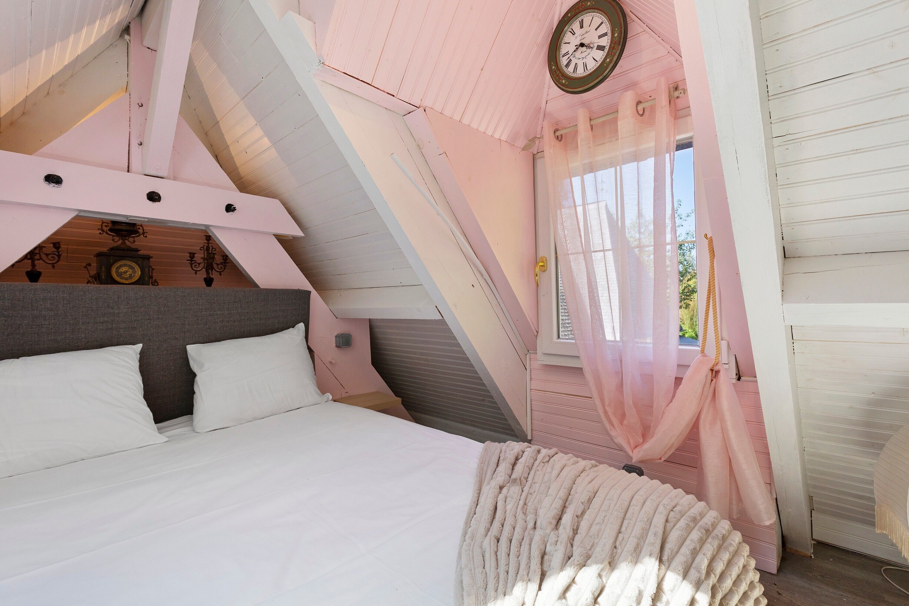 WiFi, bed sheets