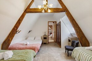 WiFi, bed sheets - Guest Room 'Chambre Bleuet' with Breakfast Included (Lieurey)