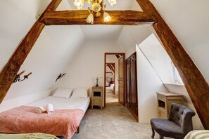 WiFi, bed sheets - Guest Room 'Chambre Bleuet' with Breakfast Included (Lieurey)