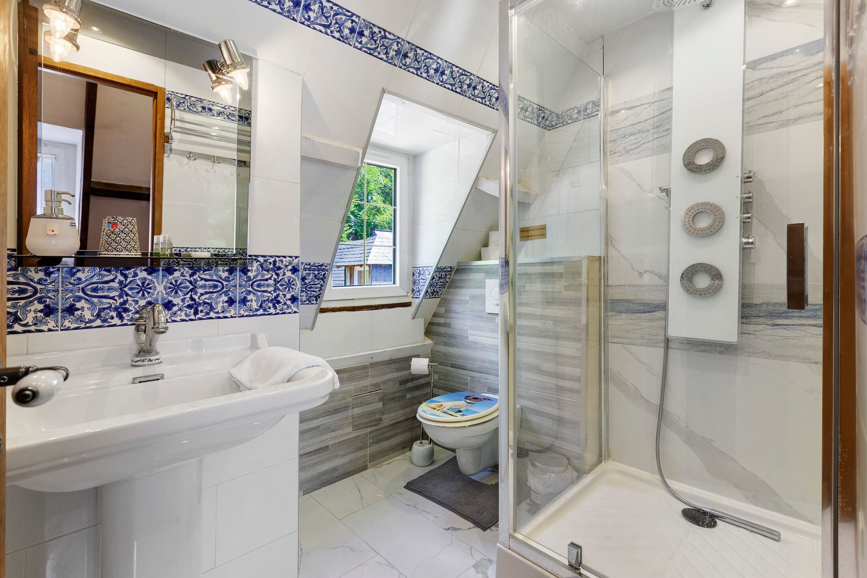 Shower, towels