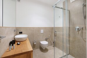 Shower, hair dryer, towels - Room 'Camera 3 - P2' with Balcony, Wi-Fi and Air Conditioning (Balestrate)