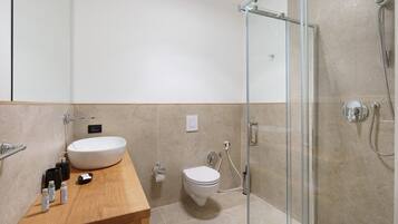 Shower, hair dryer, towels