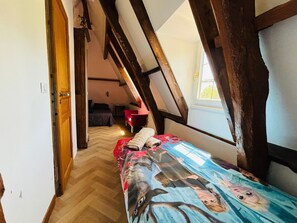 WiFi, bed sheets - Guest Room “Chambre Camélia” with Breakfast Included (Lieurey)