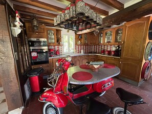 Private kitchen - Bed and Breakfast 'Chambre Camélia' with Shared Pool, Wi-Fi and Air Conditioning (Lieurey)