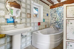 Shower, towels - Guest Room 'Orchid Room' with Breakfast Included (Lieurey)