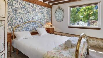 WiFi, bed sheets