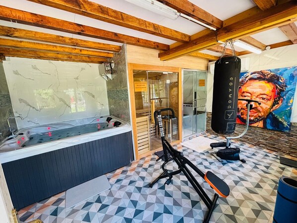 Interior - Bed and Breakfast 'Chambre Orchidée' with Shared Pool, Wi-Fi and Air Conditioning (Lieurey)