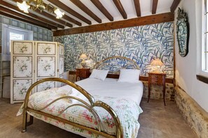 WiFi, bed sheets - Guest Room 'Orchid Room' with Breakfast Included (Lieurey)