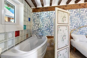 Shower, towels - Guest Room 'Orchid Room' with Breakfast Included (Lieurey)
