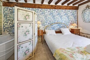 WiFi, bed sheets - Guest Room 'Orchid Room' with Breakfast Included (Lieurey)