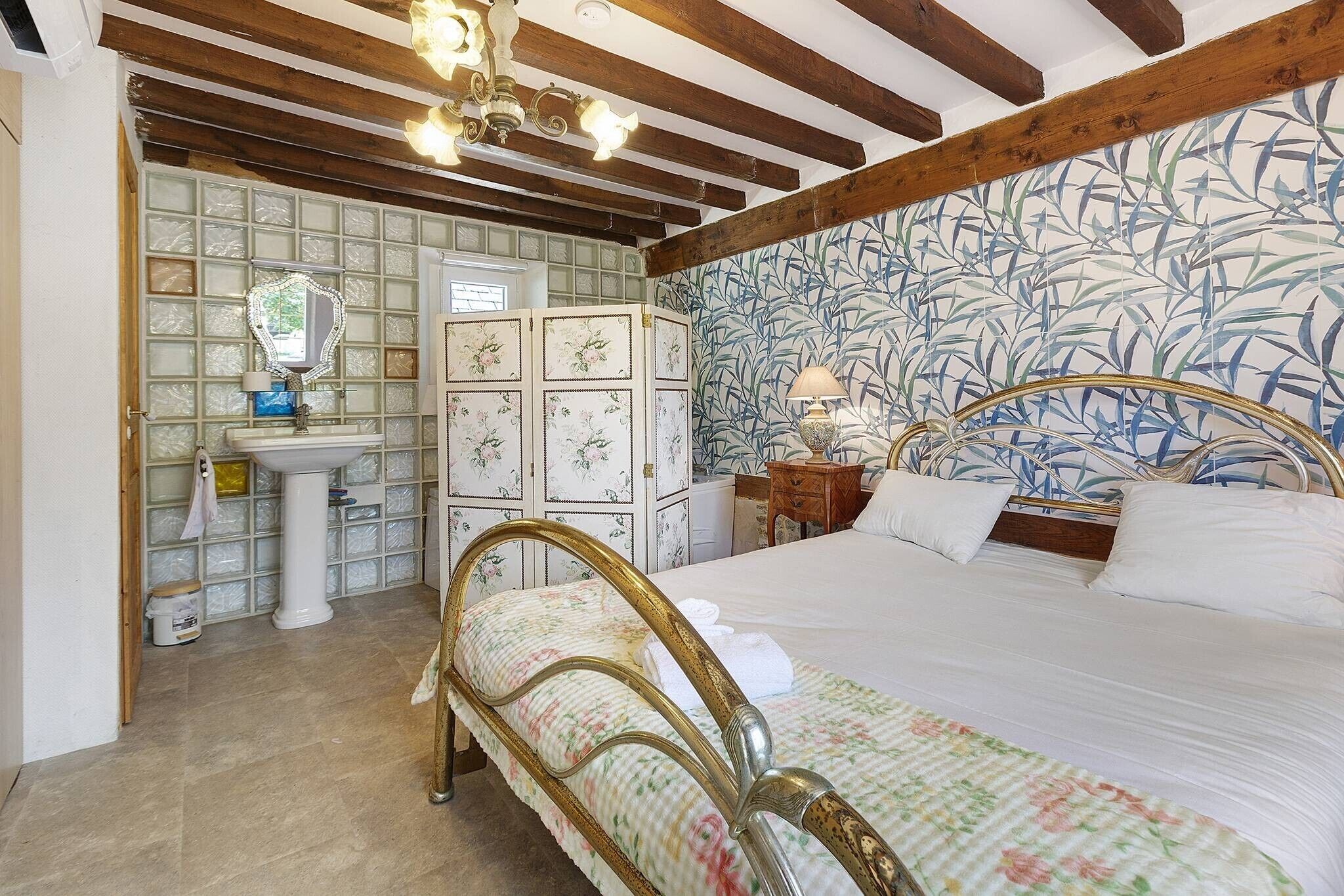 4 bedrooms, WiFi, bed sheets