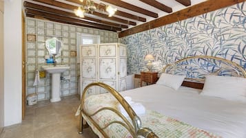 4 bedrooms, WiFi, bed sheets