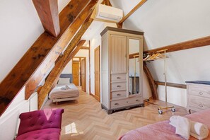 A bedroom with a wooden ceiling, a wardrobe, a bed, a chair, and a mirror. - Normandy House: Spa, Pool, Jacuzzi, Tennis, 4 Bedrooms, 12 Guests (Lieurey)