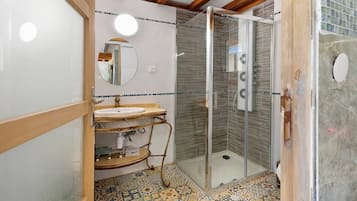 Dusche, kostenlose Toilettenartikel, Haartrockner, Bademäntel