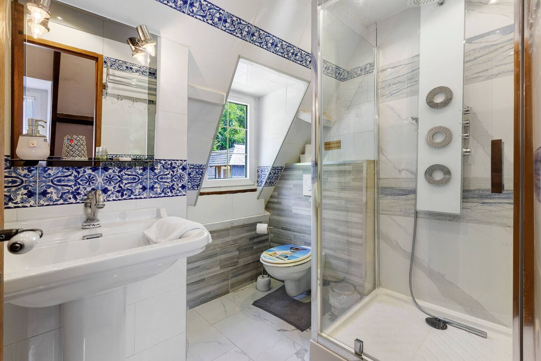 Dusche, kostenlose Toilettenartikel, Bademäntel, Handtücher