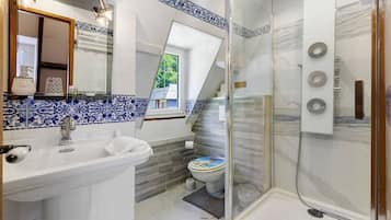 Dusche, kostenlose Toilettenartikel, Bademäntel, Handtücher