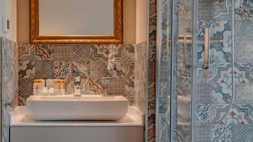 Bademäntel, Hausschuhe, Bidet