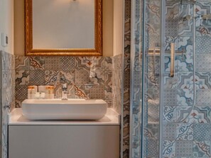 Superior Double Room, City View | Bathroom | Slippers - Palazzo dei Pavoni Relais di Charme (L'Aquila)