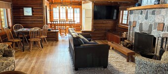 LogginOut Cottage 3-bedroom cottage in tranquil Au Gres with lots of sandy beach