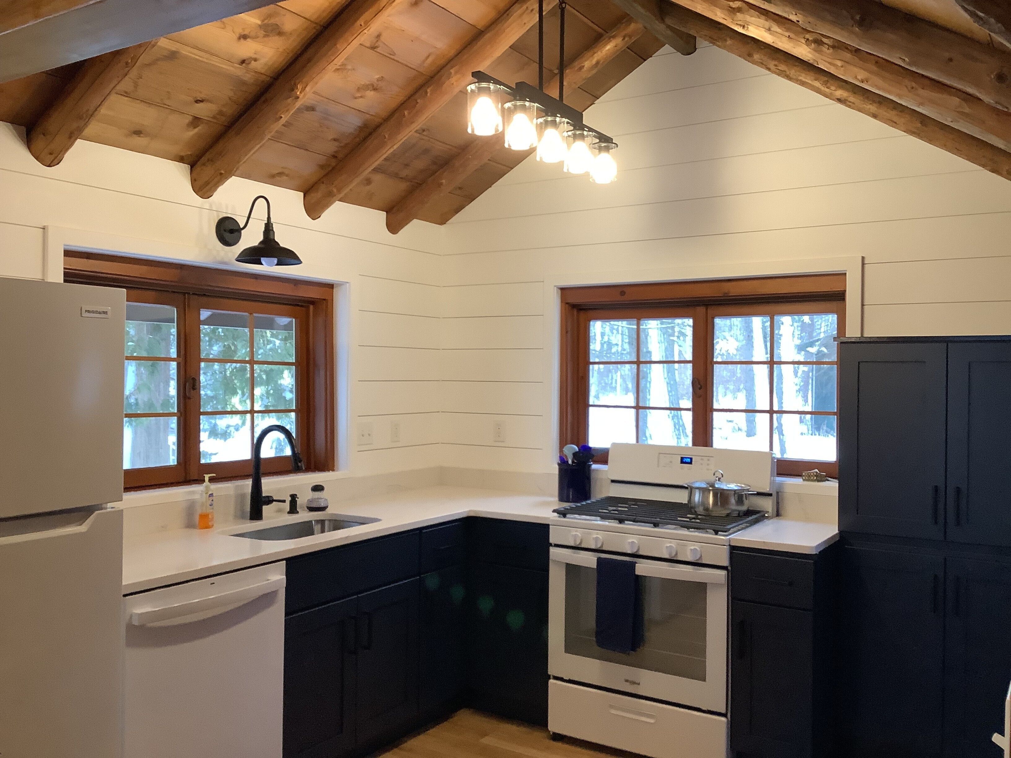 Mikrobølgeovn, ovn, kokeplater og oppvaskmaskin