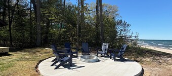 LogginOut Cottage 3-bedroom cottage in tranquil Au Gres with lots of sandy beach