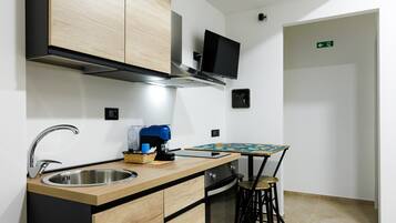 Frigorifero, forno, piano cottura, macchina per tè/caffè