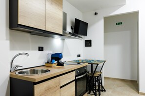 Frigorifero, forno, piano cottura, macchina per tè/caffè