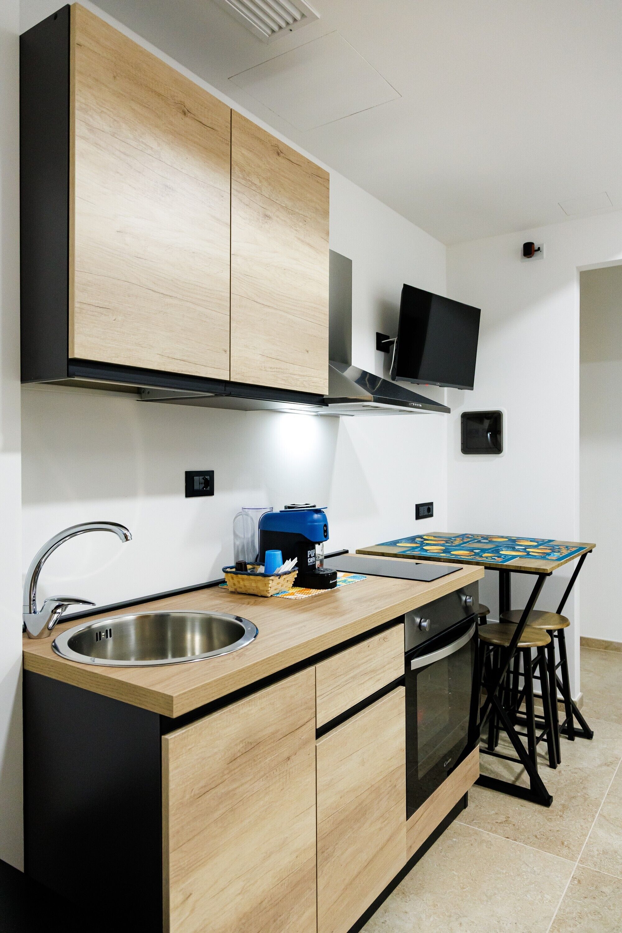 ثلاجة، فرن، موقد طهي مسطح، ماكينة لصنع القهوة/الشاي