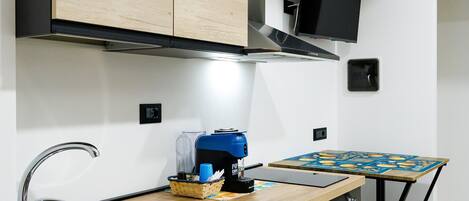 Fridge, oven, stovetop, coffee/tea maker