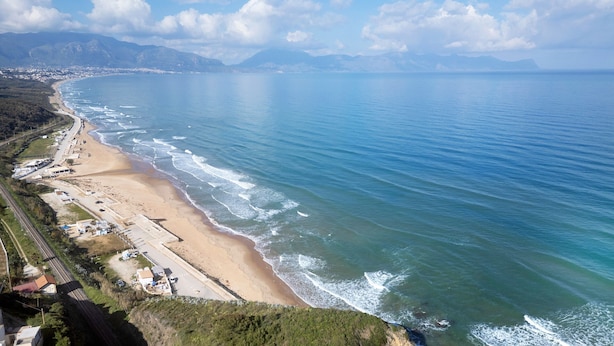 A coastal view with a beach, a road, and distant mountains. - Apartment 'Mini - P1' with Balcony, Wi-Fi and Air Conditioning (Balestrate)