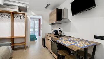 Fridge, oven, stovetop, coffee/tea maker