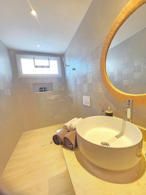 Shower, hair dryer, bidet, towels - Garden Breeze Pool & Beach Escape l Cefiro 101 (Dominicus)