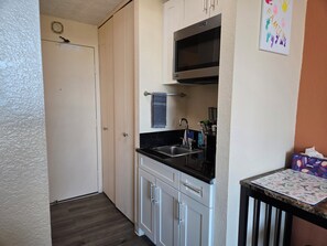 Microwave, coffee/tea maker, toaster, cookware/dishes/utensils - 11th Fl Inn on the Park Studio | Pool | AC | City & Park View (Honolulu)