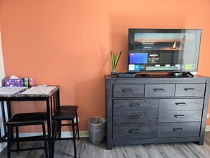 Interior - 11th Fl Inn on the Park Studio | Pool | AC | City & Park View (Honolulu)