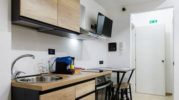 Réfrigérateur, four, plaque de cuisson, cafetiÚre/bouilloire