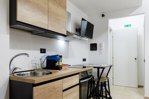 Réfrigérateur, four, plaque de cuisson, cafetière/bouilloire