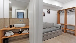 Un bagno moderno con un lavandino capiente, uno specchio e mensole in legno.