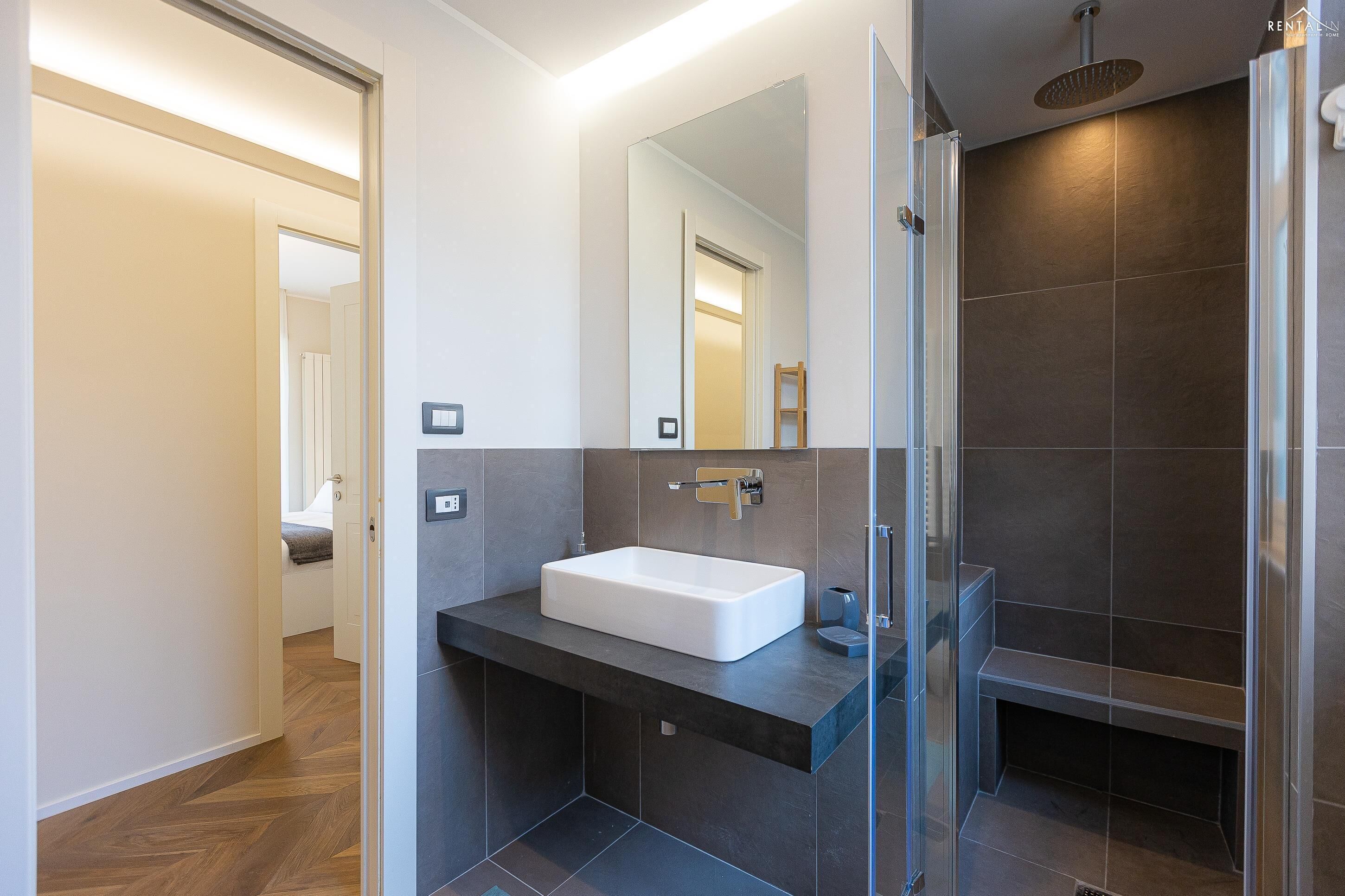 Shower, rainfall showerhead, free toiletries, towels