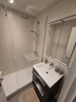 Een douche, een haardroger, handdoeken