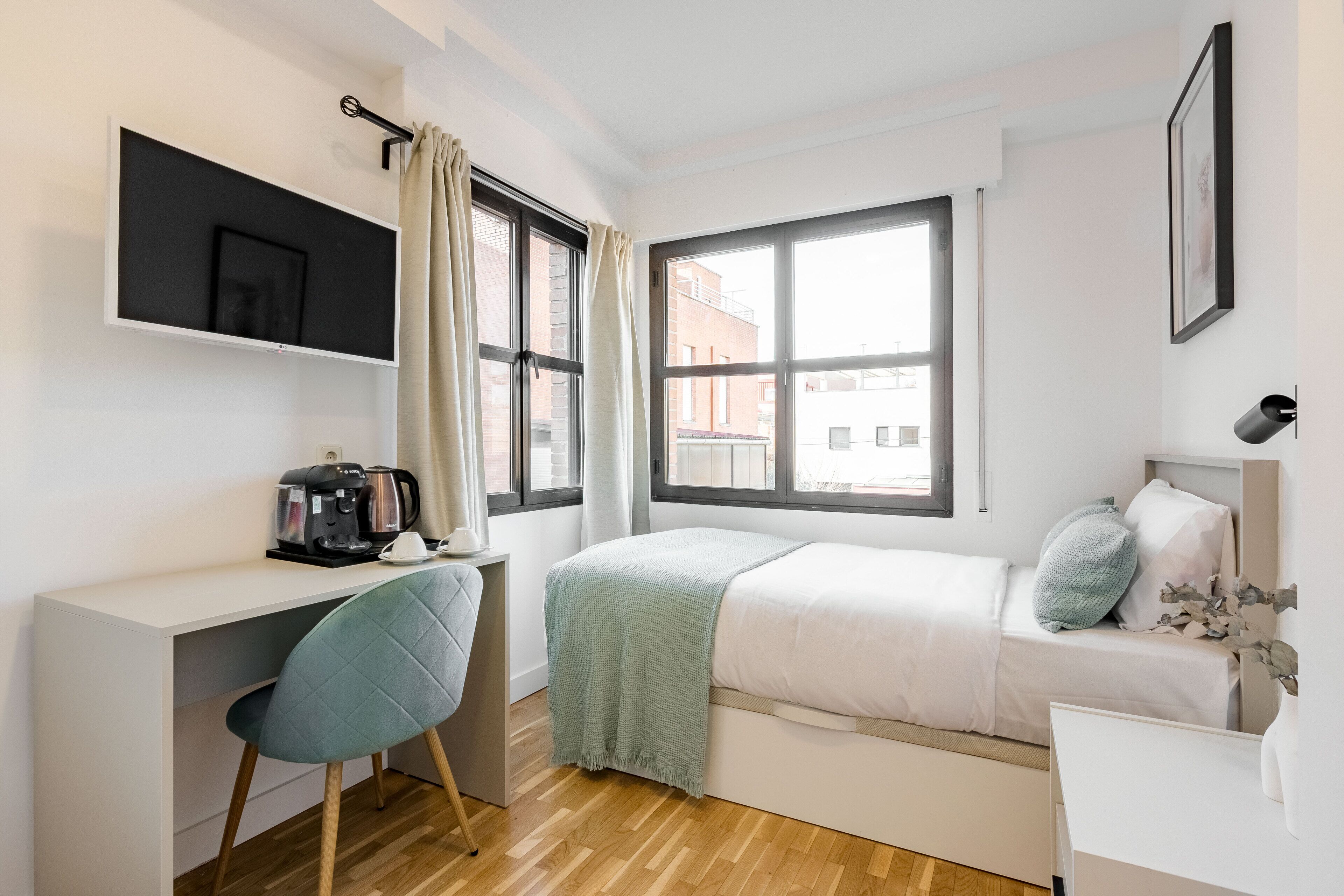 Quarto solteiro básico | Ferros/tábuas de passar roupa, Wi-Fi de cortesia