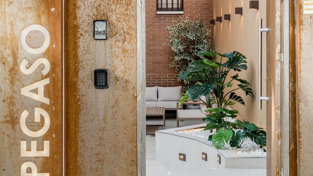 A gated entrance with a metal gate labeled "TEGASO 17". - Square Rooms by Charming (Madrid)